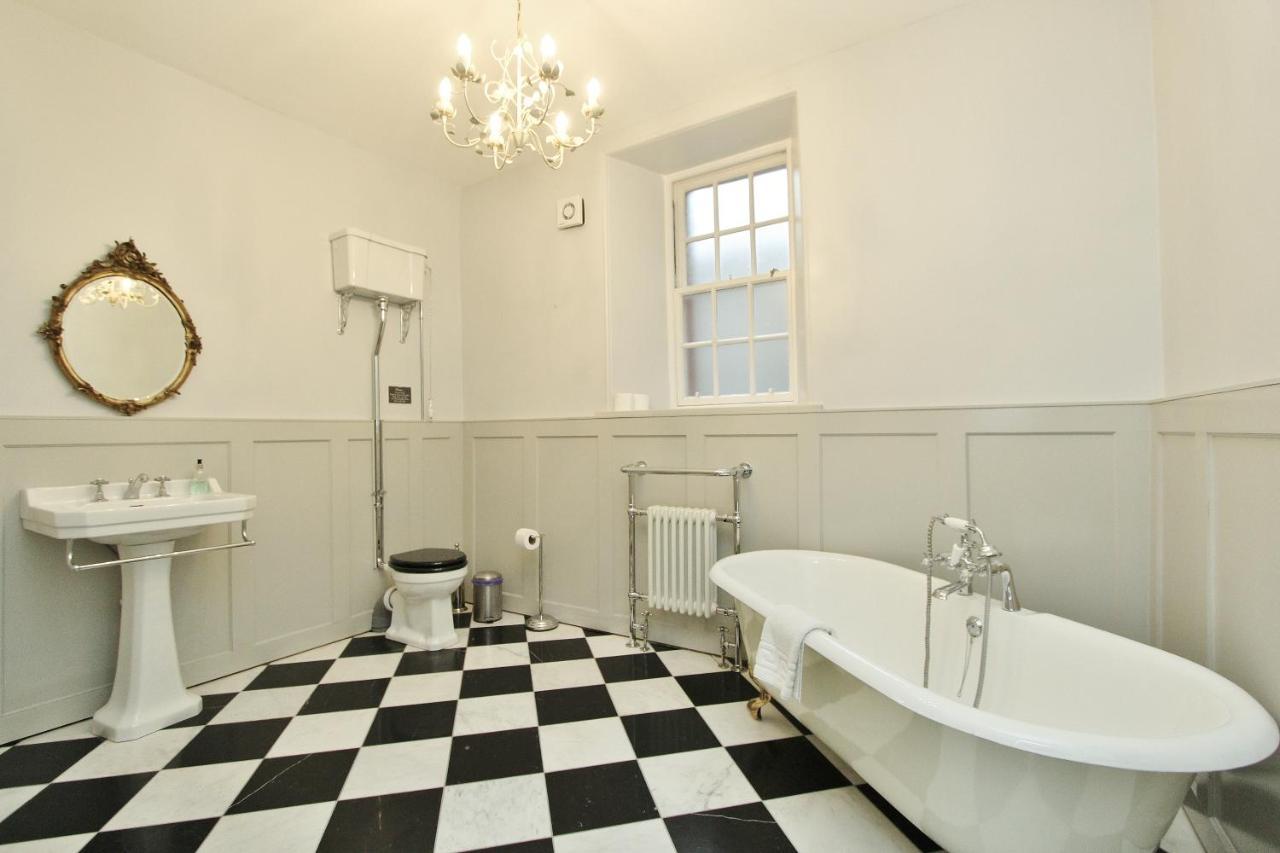 Elegant 3-Bedroom Ramsay Garden Apartment In Edinburgh City Centre Buitenkant foto